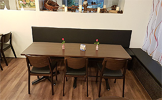 Sitzbänke und Stühle im Restaurant Rathausgarten Aarau