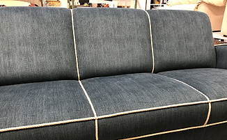 Auftrag: Vintagesofa Sitz neu polstern, Rücken und Armlehnen aufpolstern. Alles neu beziehen mit machesterartigem Stoff und dekorativen Kordeln an den Kanten entlang.