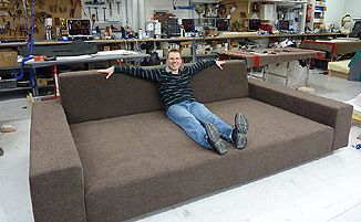 Auftrag: Sofa nach Mass anfertigen damit die ganze Familie Platz hat. Neu polstern und neu beziehen mit hochwertigen Materialien.