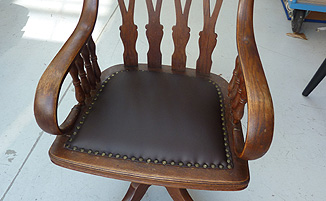 Restaurierter Stuhl mit neuer, originalgetreuer Sitzfläche.