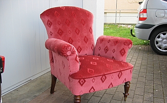 Restaurierter klassischer Stuhl mit passendem Neubezug
