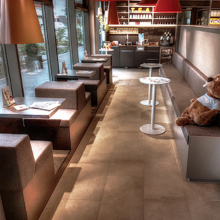 Moderne Sitzgruppen und Langbank für ein Café.