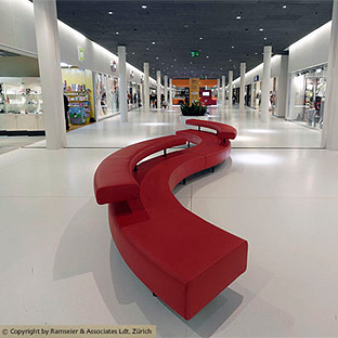 Diese Sitzgelegenheit dient auch las Raumtrenner in einem Einkaufszentrum.