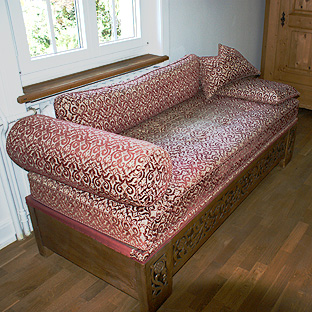 Altes Sofa in ramponiertem Zustand...